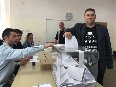 Емил Радев с тениска на Вейдър: Гласувах срещу двойните стандарти в ЕС