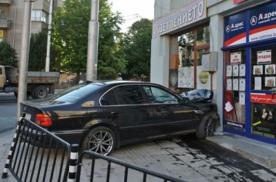 Без жертви: БМВ се вряза в пешеходна зона на "Ботевградско шосе"
