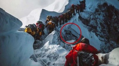 Шокираща снимка! Алпинисти прескачат мъртвец на Еверест 
