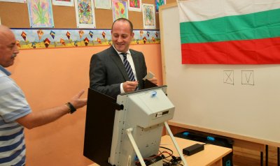 Радан Кънев гласува електронно