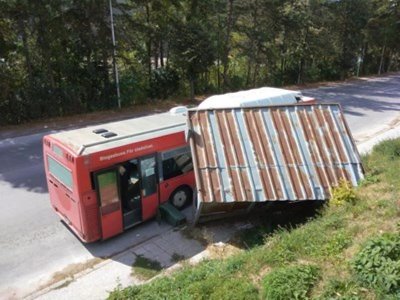 Градски автобус събори спирка в Смолян