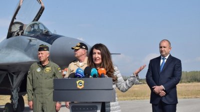 Херо Мустафа нахлузи пилотска каска и се втурна в кабината на F-16 