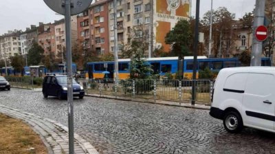 Трамвай дерайлира край Руски паметник