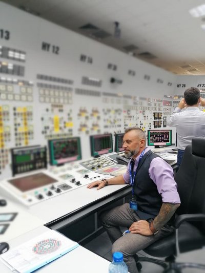 Барабанистът Калин Вельов инспектира ядрената централа