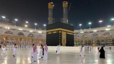 Мюсюлманите на поклонение в Мека с маски