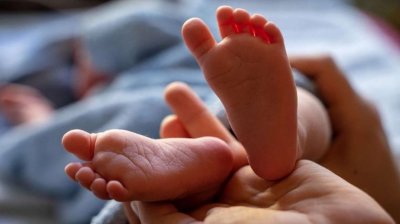 86-сантиметрова жена със 150 счупени кости стана майка