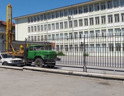 Ученици ровят в кофите, за да запазят изхвърлени учебници