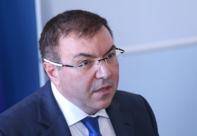 Уволнен актьор и младеж с 24 крими регистрации са замеряли с яйца министър Ангелов (ВИДЕО)