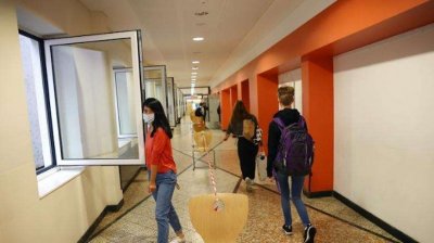 Само 817 ученици са под карантина в София