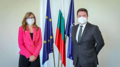 Захариева: Да отпадне карантината за българи, идващи от Лондон