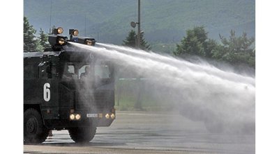 Чешката полиция използва водни оръдия срещу протестиращи