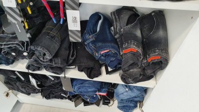 Иззеха стоки с лого на защитени марки