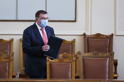 При близо 15% положителни: Здравният министър твърди, че контролира епидемията