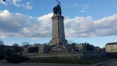 Паметникът на Съветската армия осъмна с черна свастика 