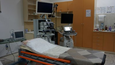 Скандал: Медсестра с коронавирусен съпруг ходи на работа