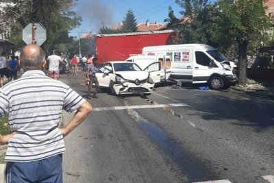 Двама загинаха в меле между тир и бус край Винище