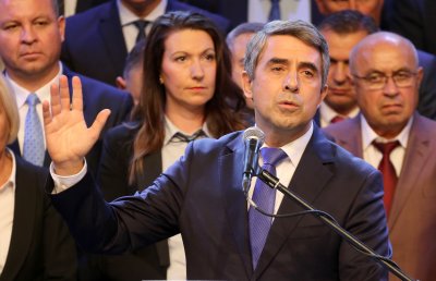 През задния вход: Плевнелиев драпа към властта