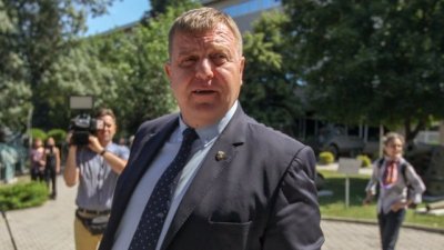 Каракачанов в изолация след срещата с шефа на ВВС