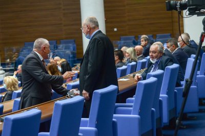 Депутатите на БСП и ДПС провалиха заседанието на парламента