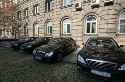 На гол тумбак... НСО вади 700 бона за 10 мощни коли