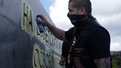 "Нощните вълци" махнаха свастиките от паметника на Съветската армия в София (СНИМКИ)