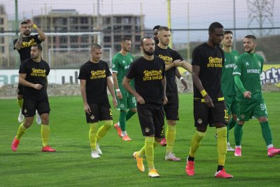 Футболистите на Ботев Пд се включиха в кампанията за спасението на клуба