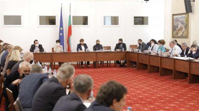 Правната комисия прие удължаването с 6 месеца на изтичащите лични документи
