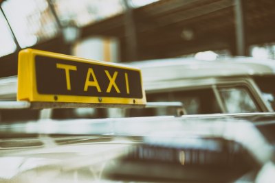 Ядец, бакшиши: Озаптяват тарифата за такси извън града