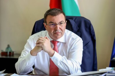 Здравният министър е с отрицателна проба, но остава в карантина