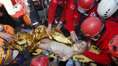 Чудо! Тригодишно дете извадено живо 91 часа след труса в Турция