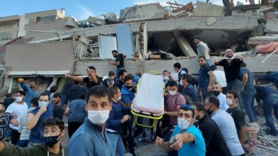 Ужасът в Измир: Жертвите на земетресението вече са 26