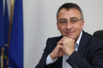 И директорът на столичното 119-о училище с COVID-19