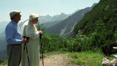 Секретар на папа Йоан Павел II прикривал сексуални посегателства