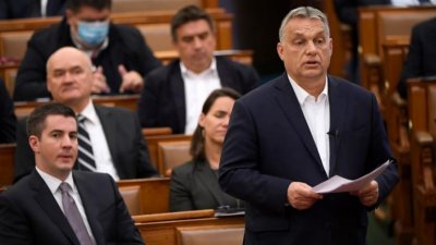 Орбан забранява осиновяването на деца от еднополови двойки