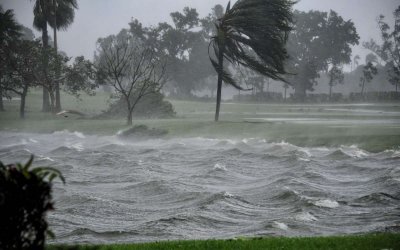 Ета отново стана ураган, връхлита Флорида 