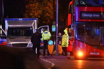 ЛУД ИЛИ ТЕРОРИСТ? Мъж се заби с кола в полицейски участък в Лондон