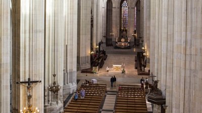 Протести във Франция срещу забраната на литургиите в църквите