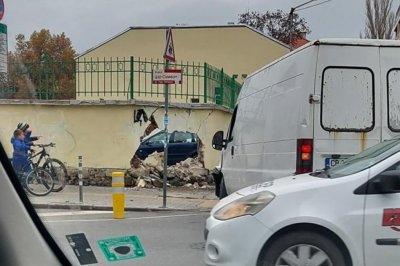 Бус срути стена на 18-о СУ в София