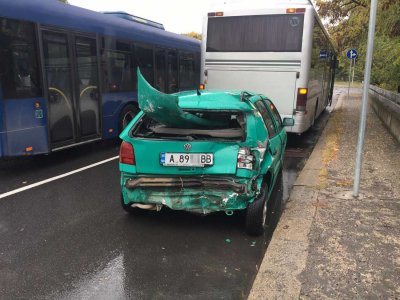 Автобус смачка кола на кръстовище в Бургас