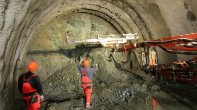 Няма срутване в тунел Железница, работник е с навехнат крак