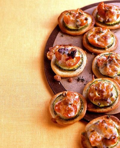 Мини пици с тиквички, маслини, каперси и аншоа