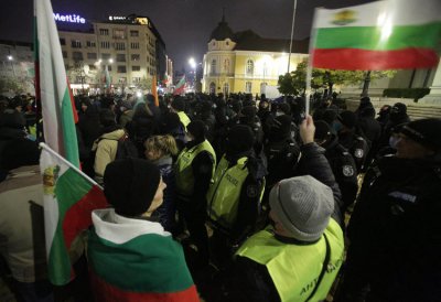 Петима с белезници след снощния протест 