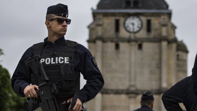 Във Франция забраниха снимки на полицаи по време на акция