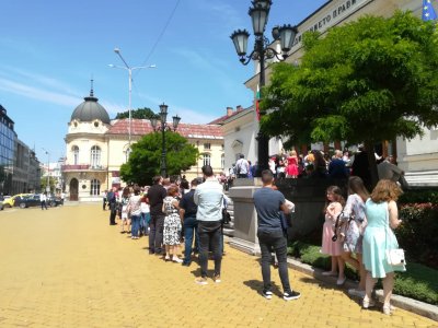 Правистите от Софийския университет получиха дипломите си в... парламента