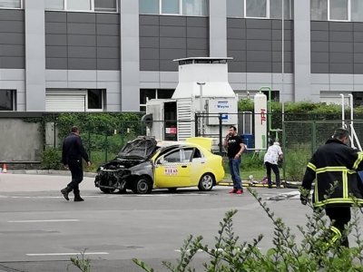 Такси горя на софийска бензиностанция (СНИМКИ)