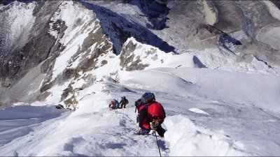 Намериха телата на част от загиналите на Хималаите