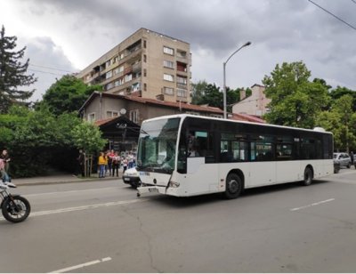 Рейс помете коли на ул. "Дойран" в София