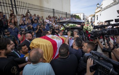 Погребаха Рейес в Севиля (видео и снимки)
