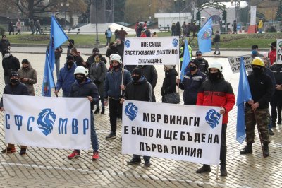 Полицаите на протеста: Ние също заслужаваме достойно заплащане (СНИМКИ)