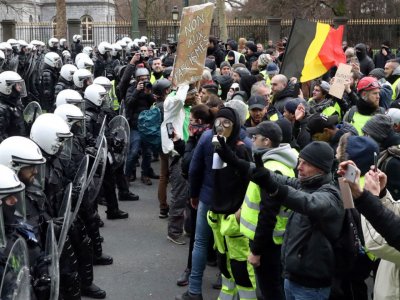 Ранени след сблъсъци с полиция в Белгия заради мерките